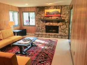 Wooded Oasis, Indoor Hot Tub, 9 beds, Arcades, PET Friendly Less Than 10 min to AFA